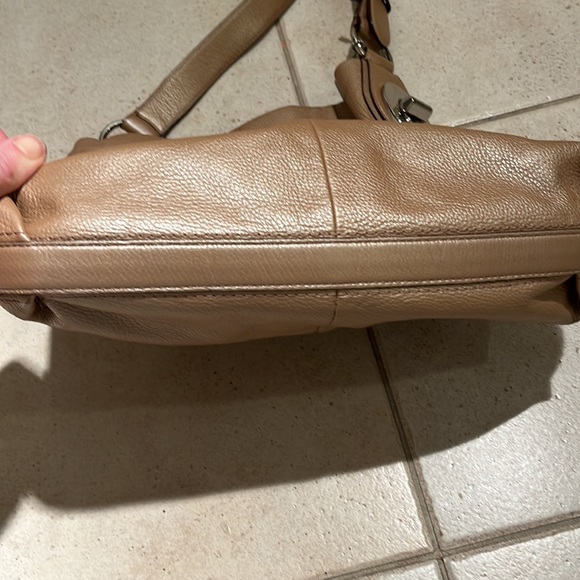 Coach Pearlized Tan leather bag with beautiful hardware - Picture 6 of 13